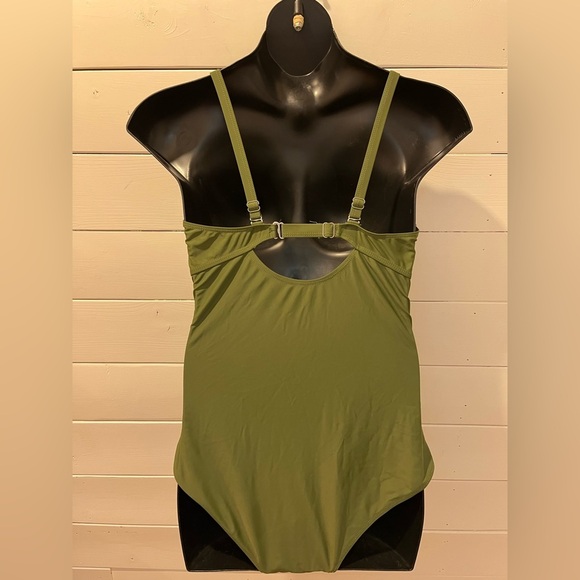 💚 One-Piece Swimsuit with Keyhole Back (Size 16W) - Picture 4 of 5